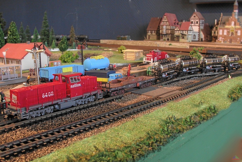 102 Gefahrgut mit Schutzwagen 2.JPG - Ein Schutzwagen zwischen Lok und Tankwagen ist Vorschrift